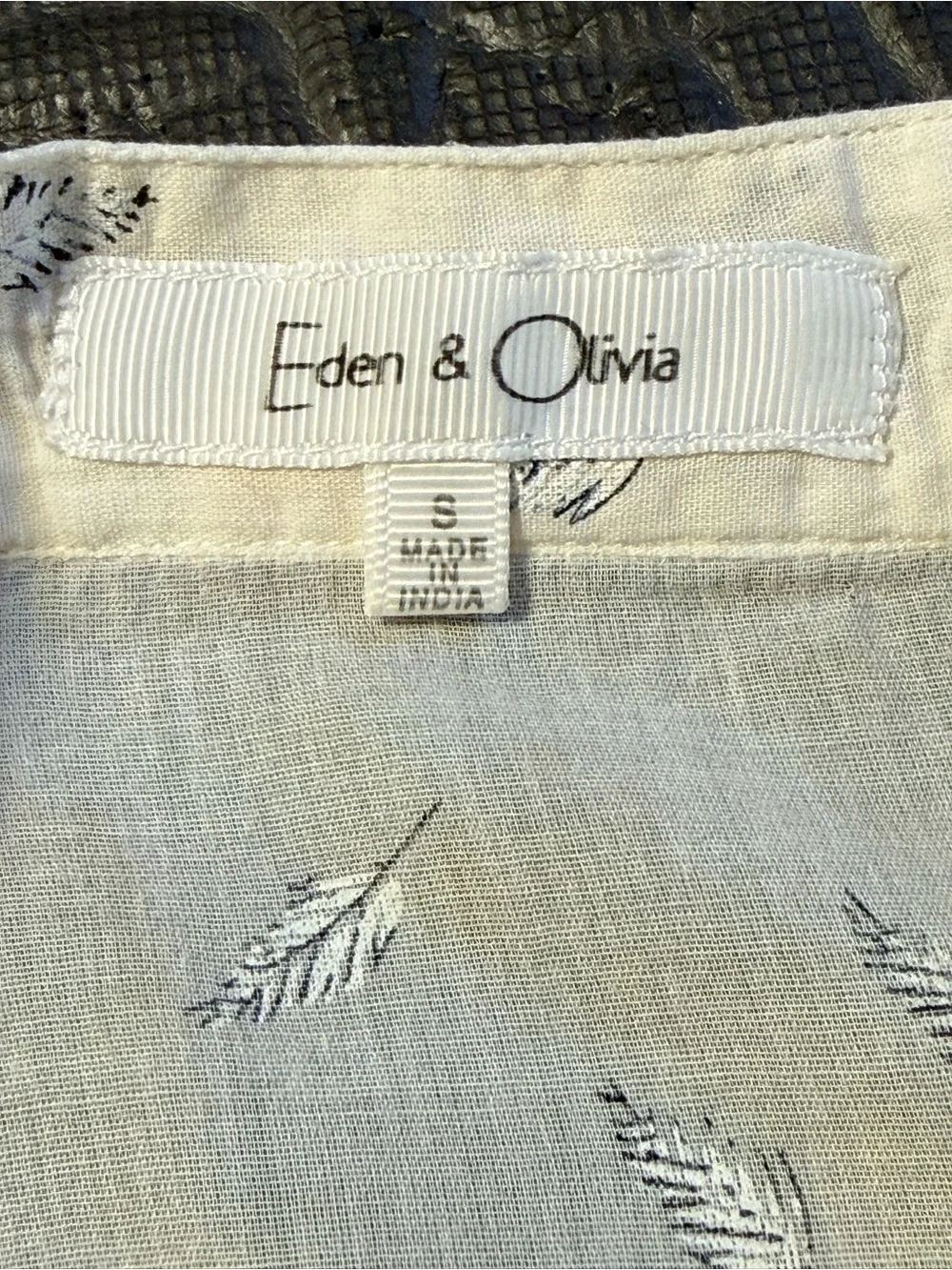 Eden & Olivia White Feather Print Cotton Blouse Size Small